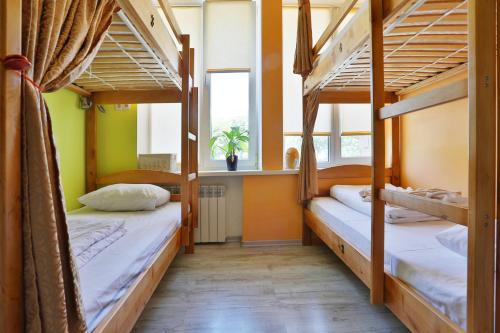 een kamer met 2 stapelbedden en een raam bij Light Life Hostel in Kiev