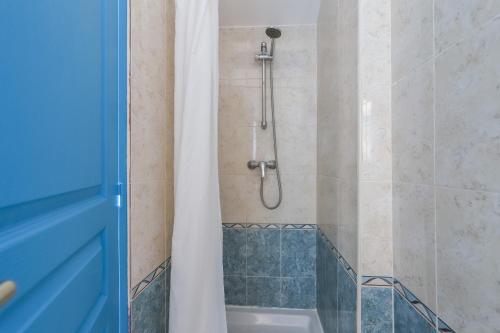 een badkamer met een douche en een douchegordijn bij Résidence La Palma in Saintes-Maries-de-la-Mer