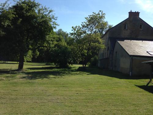 an old barn in the middle of a field at L'aire des oiseaux in Muno