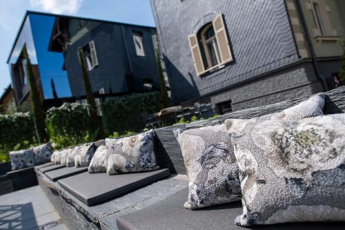 a row of pillows sitting on top of a couch at VILLA zeitlos - PfauenAuge in Traunstein