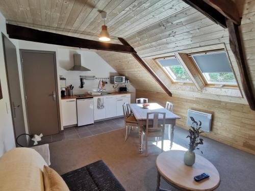 - une cuisine et une salle à manger avec une table dans une maison dans l'établissement Chez Yann et Valérie, à Pont-Aven