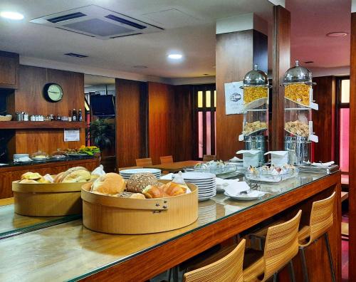 un desayuno buffet con pan y comida en una mesa en Hotel Catedral, en Funchal