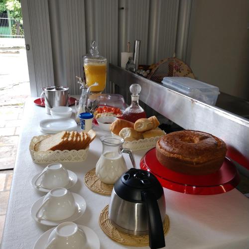 einen Tisch mit Kuchen und anderen Speisen darauf in der Unterkunft CASA DE LA ABUELA in Quixeré