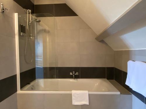 Koupelna v ubytování Manoir et Appartements avec piscine au Domaine de Bize Mirepoix