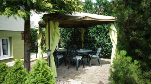 einen Tisch und Stühle unter einem Sonnenschirm auf einer Terrasse in der Unterkunft Penzión Tiberia in Trenčín