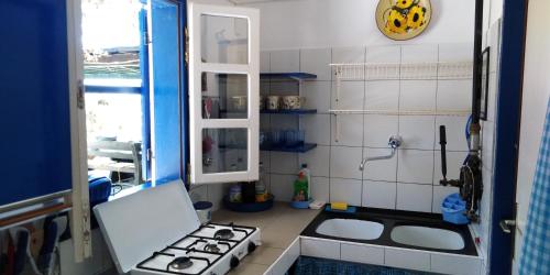 uma pequena cozinha com um fogão e um lavatório em Casula Mediterranea em Mali Lošinj