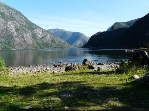 vistas a un lago con montañas en el fondo en Kvamsdal Pensjonat 4 en Eidfjord