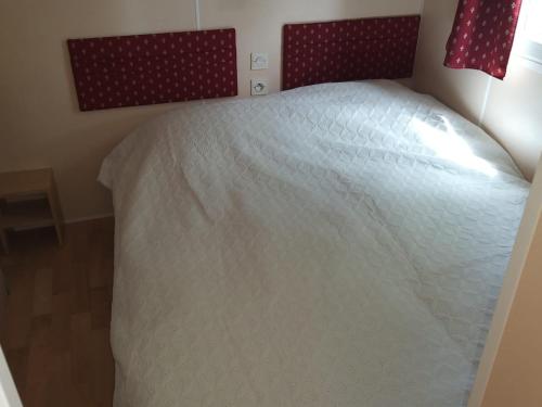 Giường trong phòng chung tại Mobile Home Etang