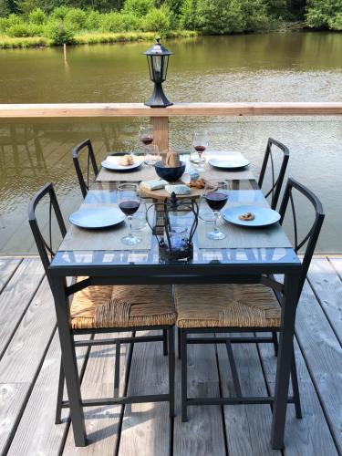 Tầm nhìn suối chảy gần khu cắm trại