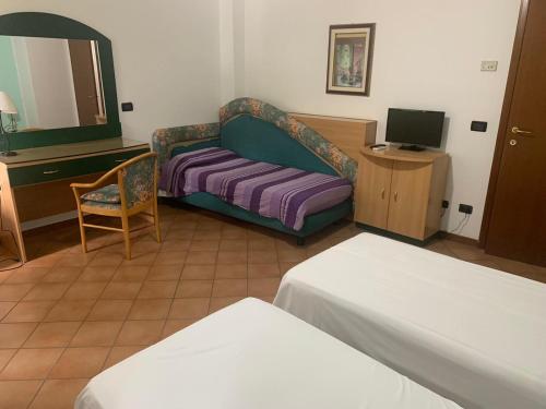 una camera d'albergo con un letto, una scrivania e una TV di AFFITTACAMERE MAMELI a Verona