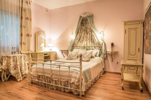 ein Schlafzimmer mit einem Himmelbett in der Unterkunft Hotel Napoleon in Wróblew