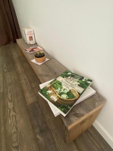 une table en bois avec un livre au-dessus dans l'établissement La Cabane de Troyes - Chambre d'hôtes, à Troyes