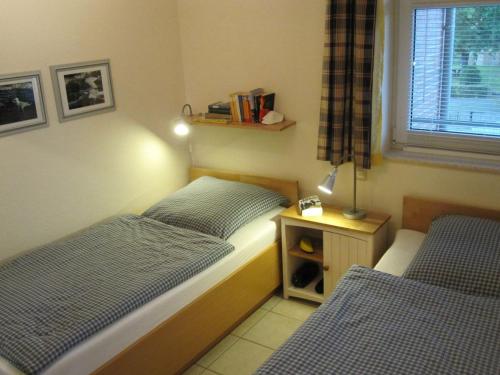 Postel nebo postele na pokoji v ubytování Haus Roland - Wohnung 31