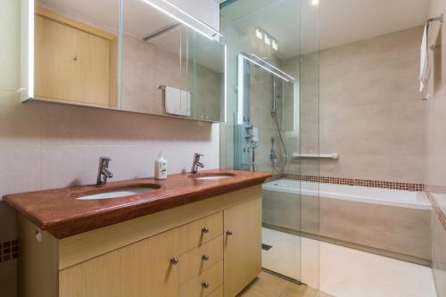 een badkamer met 2 wastafels en een douche bij Sotogrande Ribera del Marlin apartment in Sotogrande