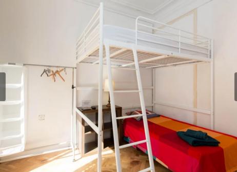 1 dormitorio con litera y escalera en Centro Madrid Malasaña, en Madrid