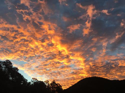 a sunset with clouds in the sky at Cloudcroft Hostel in Cloudcroft
