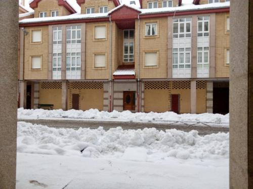 リアニョにあるViviendas de Uso Turístico Abedulの建物前積雪