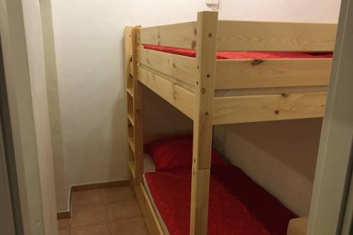 מיטה או מיטות קומותיים בחדר ב-Ferienwohnung Aberg an der Skipiste mit Schwimmbad Sauna und Hochkönig Card