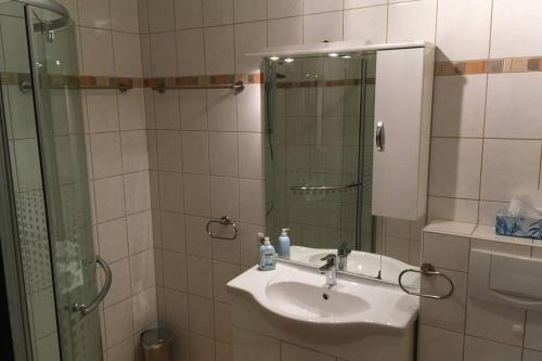 Ванная комната в Ferienwohnung Aberg an der Skipiste mit Schwimmbad Sauna und Hochkönig Card