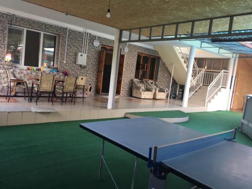 a ping pong table in the middle of a living room at Guest House Ostrov Sokrovishch in Loo