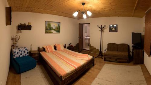 Tempat tidur dalam kamar di krushunska panorama