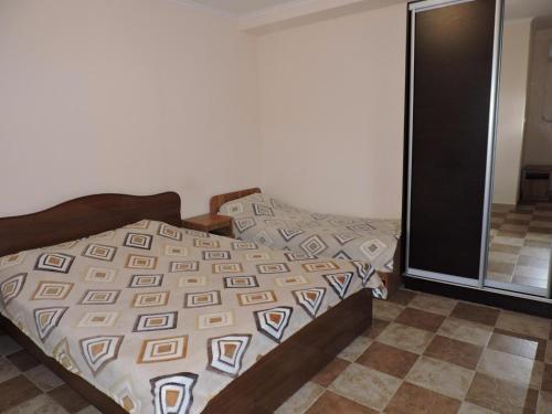 um quarto com uma cama com almofadas em Guest House Ostrov Sokrovishch em Loo