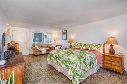a bedroom with a bed and a living room at @ Marbella Lane - Breezy Studio@Diamond Head Beach Hotel in Honolulu