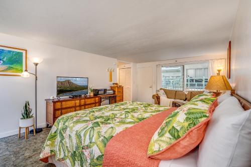 Dormitorio con cama, escritorio y TV en @ Marbella Lane - Breezy Studio@Diamond Head Beach Hotel en Honolulu