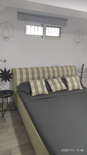 una cama con almohadas en una habitación en Apartamento Calarreona, en Águilas