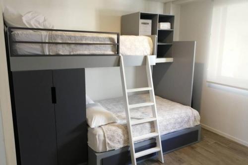 - un lit superposé avec une échelle dans une chambre dans l'établissement Guadalajara hermoso con Gym, Alberca, Billar, confortable y acogedor, à Guadalajara