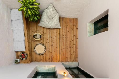 コリンバリにあるKamares Sanctuariesの洗面台付きの木製の壁の客室です。