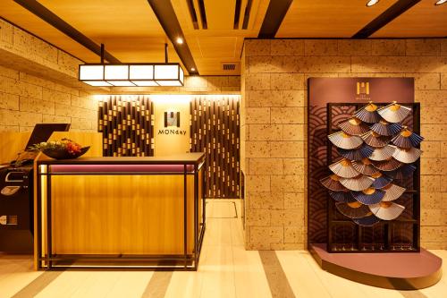 una hall con un bancone e una rastrelliera per i vini di MONday Apart Hamamatsucho Daimon a Tokyo