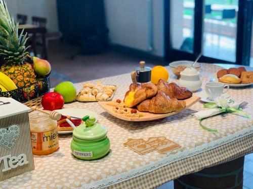 un tavolo ricoperto da un piatto di prodotti da forno e frutta di La collina su Ascoli ad Ascoli Piceno