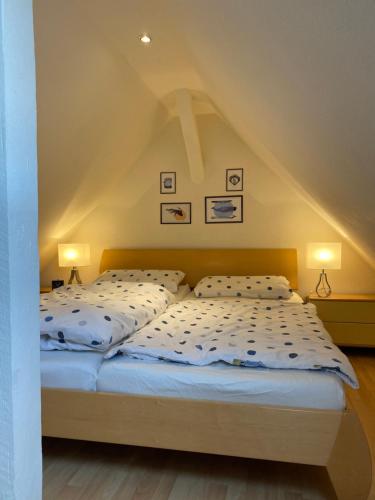 1 Schlafzimmer mit 2 Betten im Dachgeschoss in der Unterkunft Villa Senator-Marstall in Travemünde