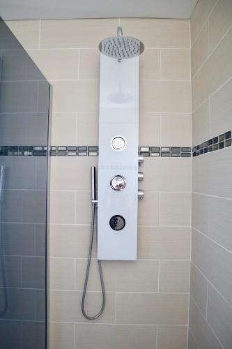 une douche avec pommeau de douche dans une salle de bain dans l'établissement Maison à 300m de la plage, Classée 3 étoiles - Le Crotoy, au Crotoy