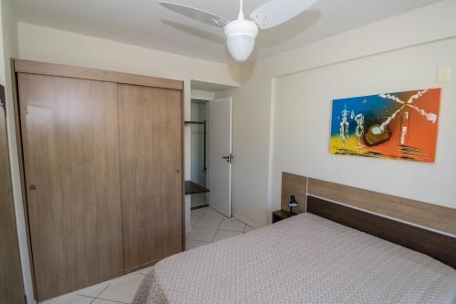 1 dormitorio con 1 cama y ventilador de techo en Res Calliandra Apto 103, en Bombinhas