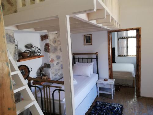 Postel nebo postele na pokoji v ubytování Yalos House
