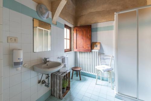 uma casa de banho com um lavatório e um espelho em Ostello del Bigallo em Bagno a Ripoli