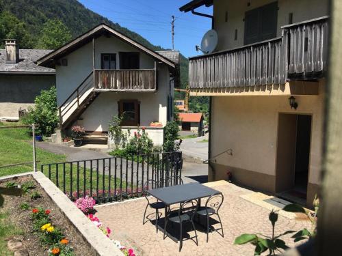 einen Tisch und Stühle vor einem Haus in der Unterkunft Studio Cime de l'Est in Vérossaz