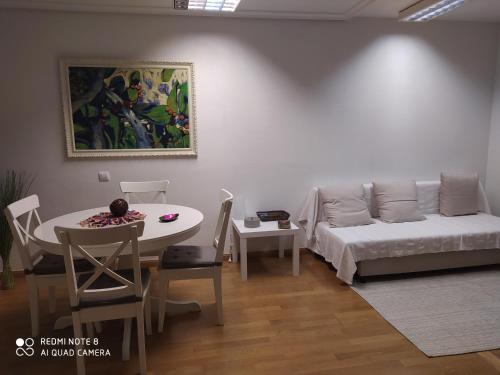 een woonkamer met een bed en een tafel en een eetkamer bij Pura Vida in Águilas