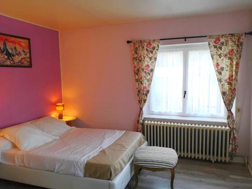 - une chambre avec un lit et une fenêtre dans l'établissement Chez Petit, à Argançon