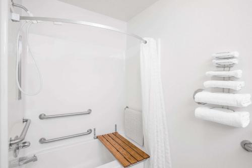 ein Badezimmer mit einer Dusche und einem Holzregal in der Unterkunft Super 8 by Wyndham Bethany MO in Bethany