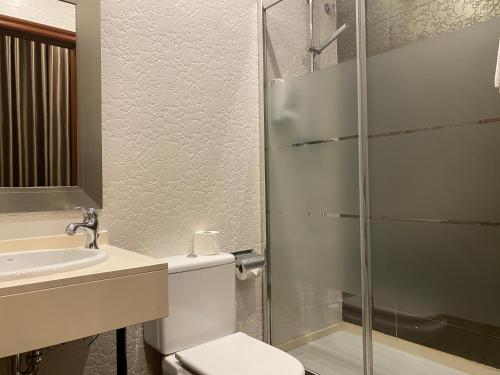 Bilik mandi di Hostal Orleans