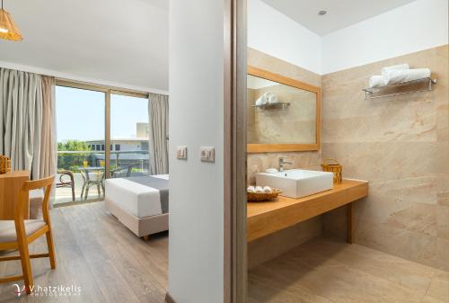 Una cama o camas en una habitación de Paralos Rodos Lifestyle