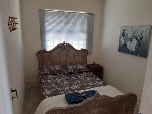 a bedroom with a bed in a room with a window at Casa de Campo-Linda Vista-SOUSAS in Campinas