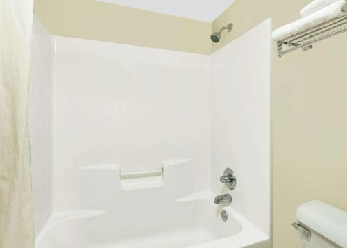 Bathroom sa Super 8 by Wyndham Byron/South Macon