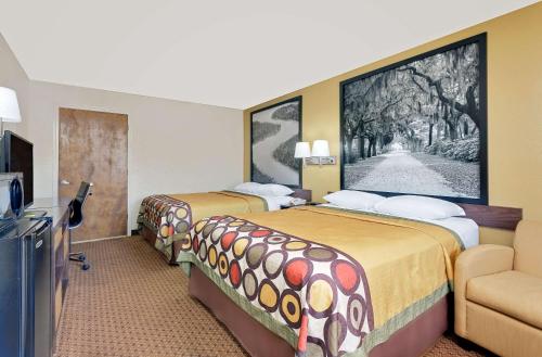 Un pat sau paturi într-o cameră la Super 8 by Wyndham Byron/South Macon