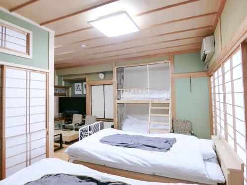 Postel nebo postele na pokoji v ubytování Shirahama Meiji Villa