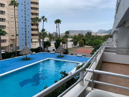 vistas a la piscina desde el balcón de un edificio en SERVICE APART LAZARO - Edificio Aguamarina 32, en Calpe