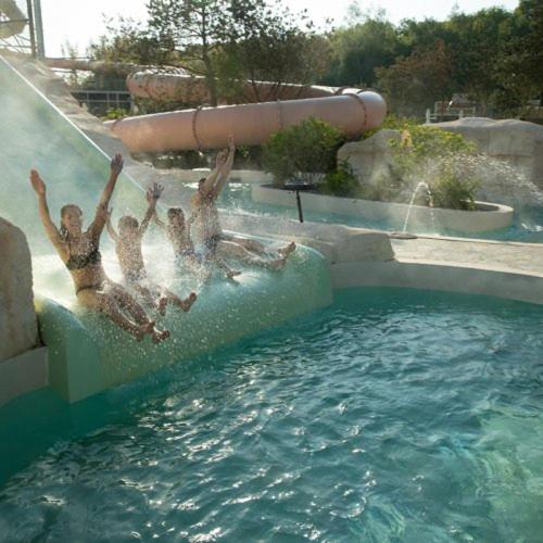 un groupe de personnes sautant d'un toboggan dans une piscine dans l'établissement Logement cosy proche Paris et Disneyland, à Villiers-sur-Marne